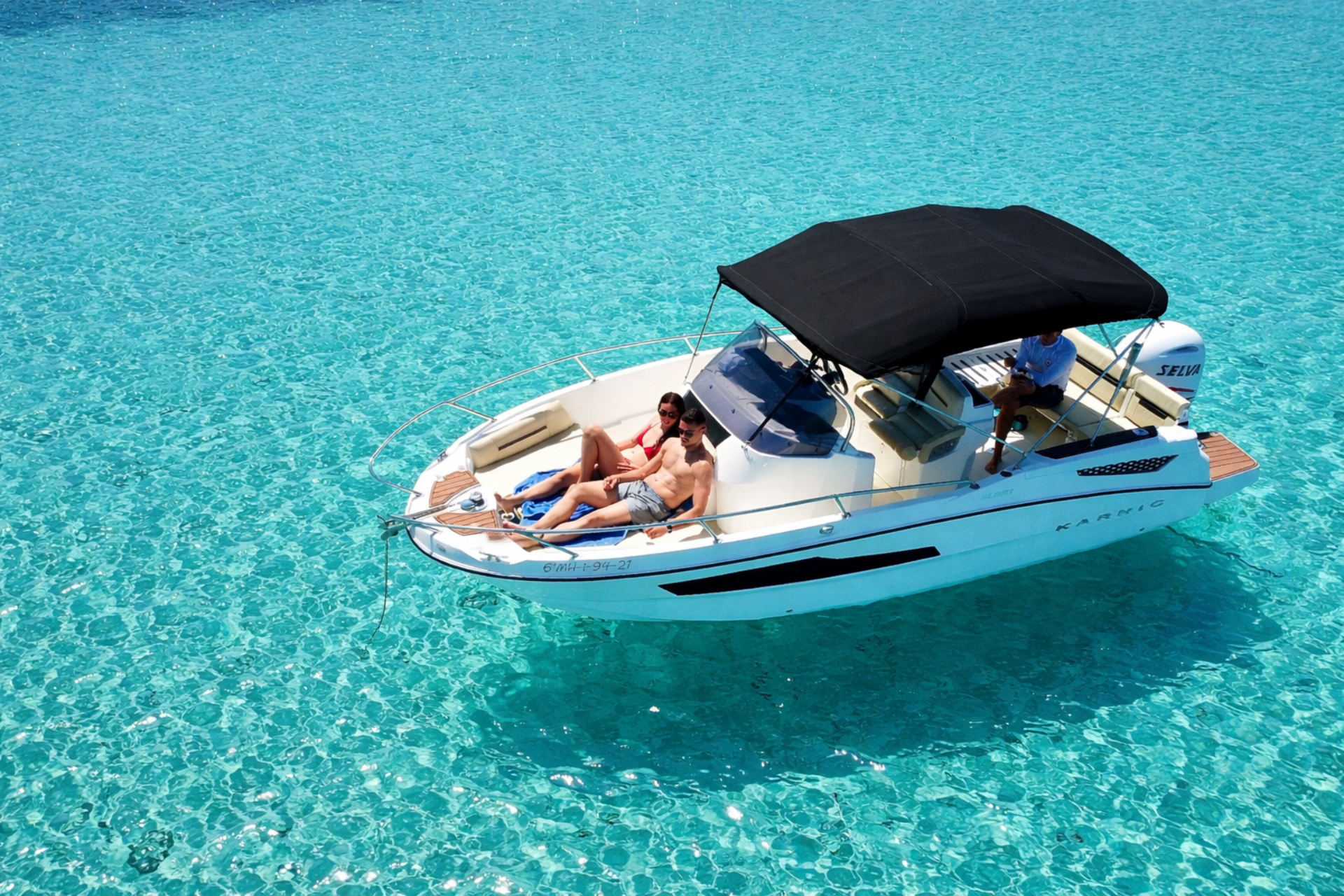 Alquiler de barco con patrón en Menorca: qué cuesta y qué incluye