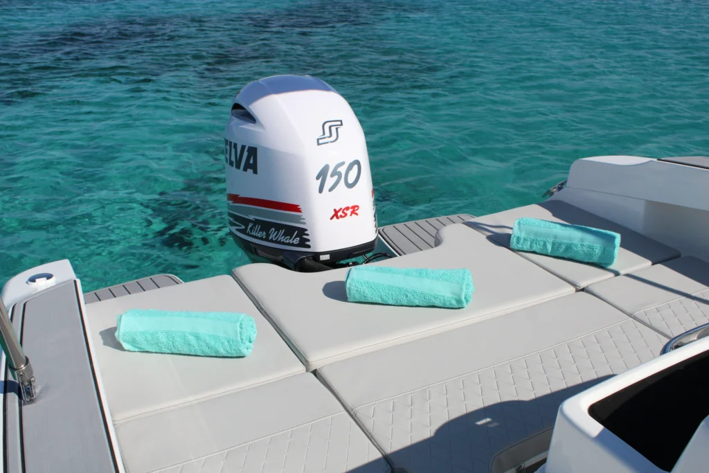Solarium de popa del barco Karnic SL601 para excursiones en barco en Menorca.