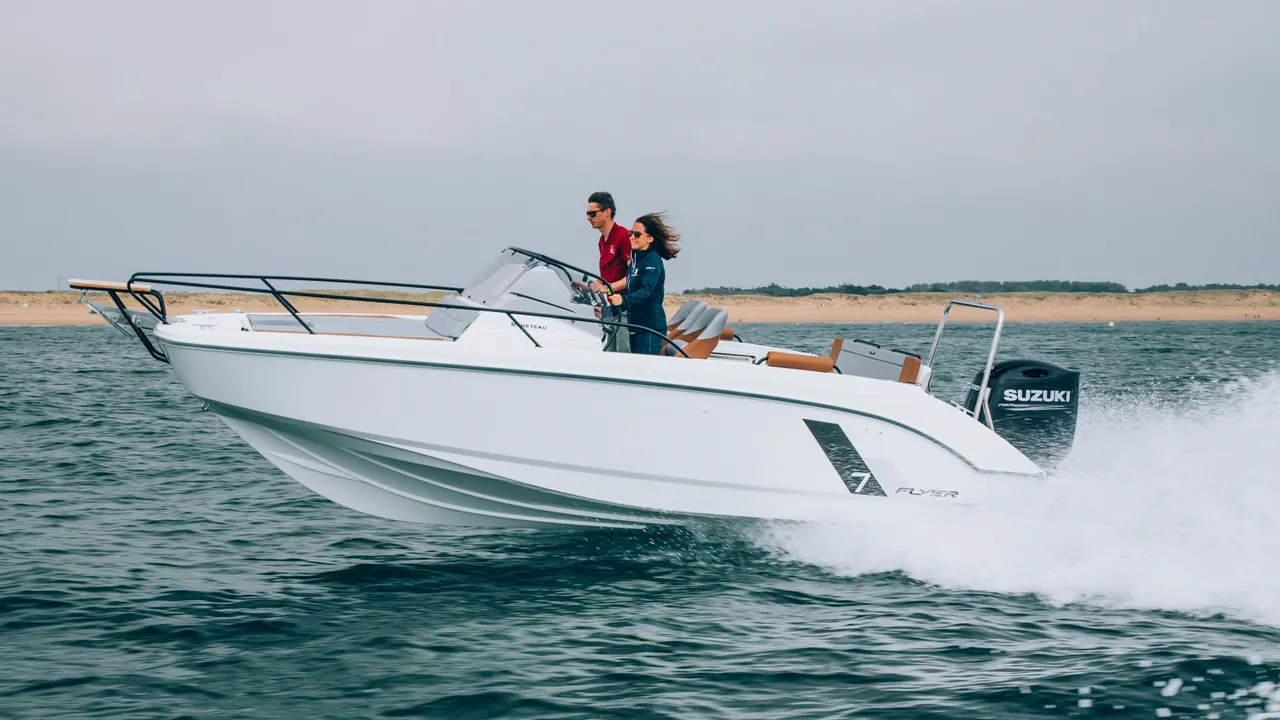 Lancha Beneteau Flyer 7 navegando, para excursiones en barco privado con patrón en Menorca