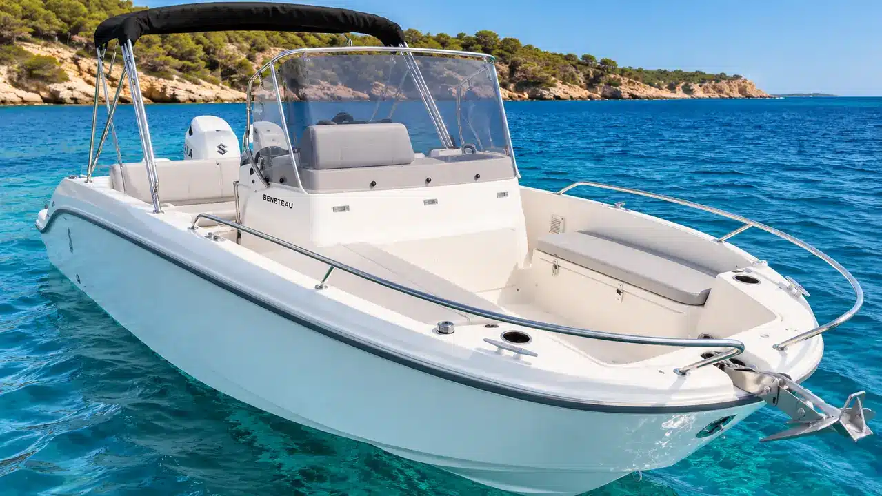 Lancha Beneteau Flyer 7 para excursiones en barco privado con patrón en Menorca