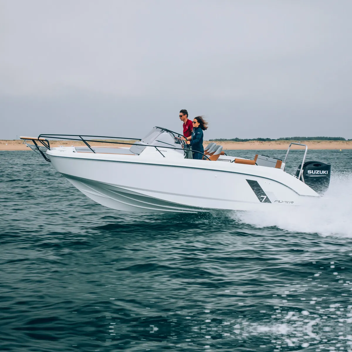 Lancha Beneteau Flyer 7 navegando, para excursiones en barco privado con patrón en Menorca