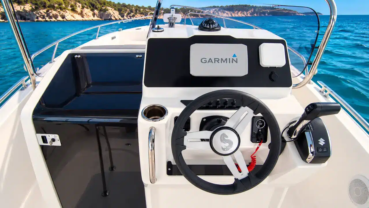 Puesto de mando de la Beneteau Flyer 7 con GPS Garmin navegando por Menorca