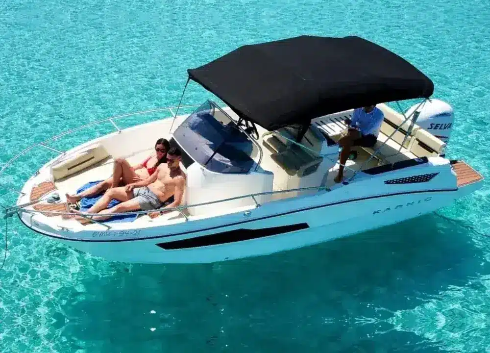 Lancha Karnic SL601 con patrón en aguas turquesas de Menorca