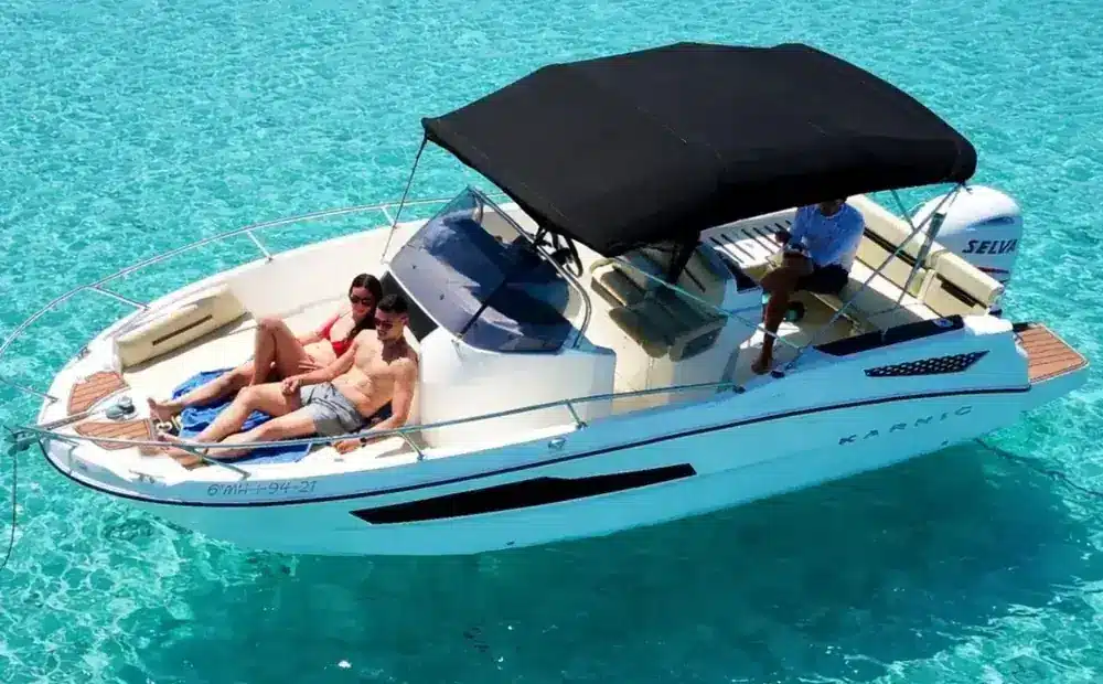 Lancha Karnic SL601 para alquiler de barco con patrón en Menorca