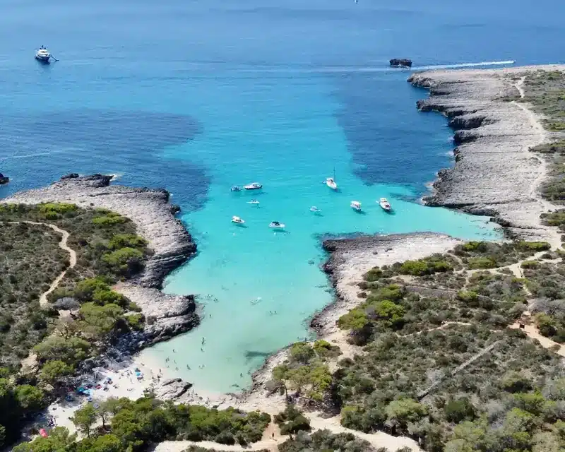 Cala Es Talaier, en la costa de Ciutadella, vista desde el barco