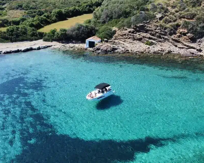 Acantilados y aguas cristalinas de la costa noreste de Menorca