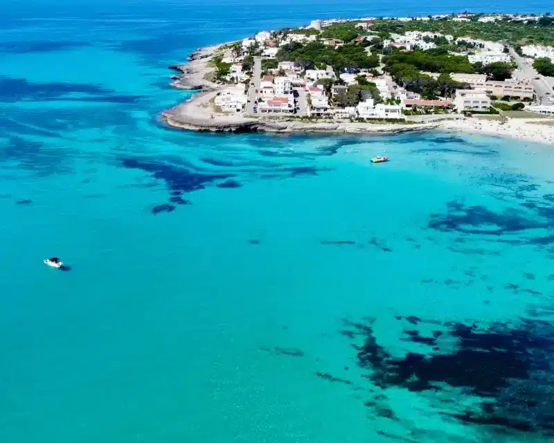 Cala de arena blanca y agua turquesa en la costa sureste de Menorca